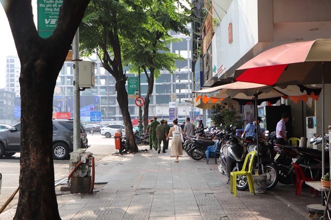 C&ocirc;ng an phường Bến Th&agrave;nh xử l&yacute; h&agrave;ng chục trường hợp lấn chiếm l&ograve;ng đường, vỉa h&egrave; - Ảnh 5.