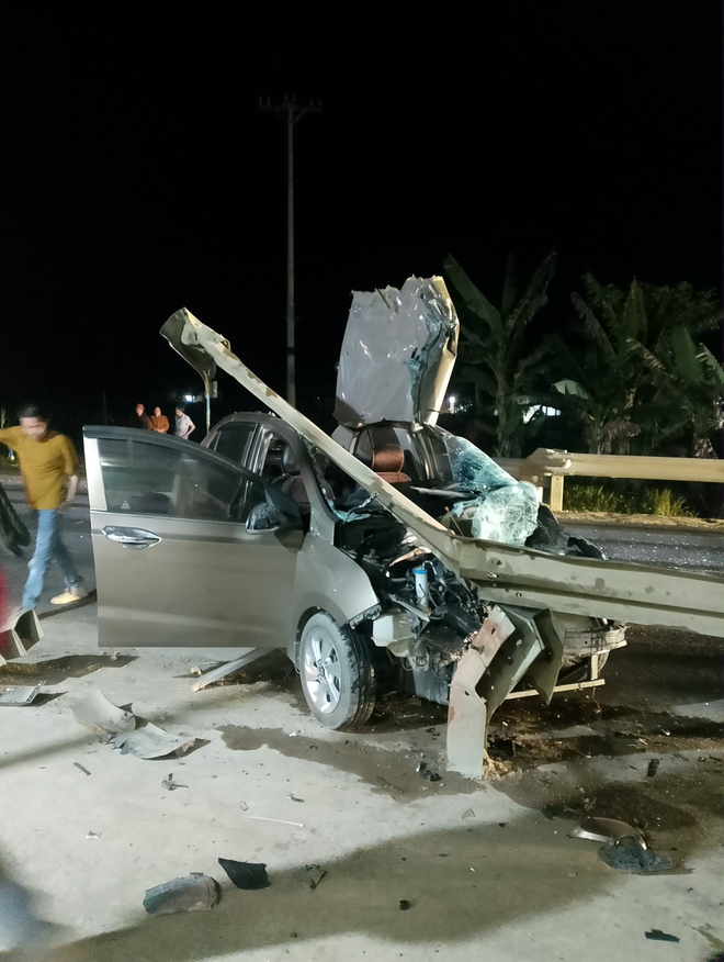 VIDEO: &Ocirc; t&ocirc; t&ocirc;ng v&agrave;o lan can đường n&aacute;t b&eacute;t, t&agrave;i xế may mắn tho&aacute;t chết - Ảnh 2.