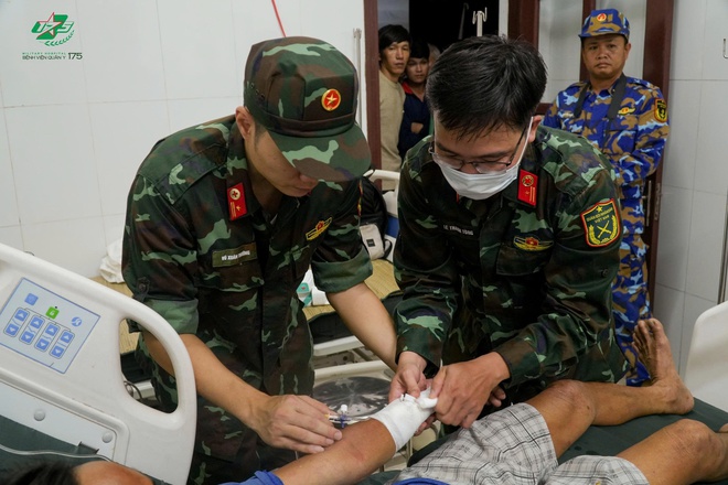 Trực thăng qu&acirc;n đội đưa bệnh nh&acirc;n nguy kịch từ đảo Nam Yết về đất liền an to&agrave;n - Ảnh 1.