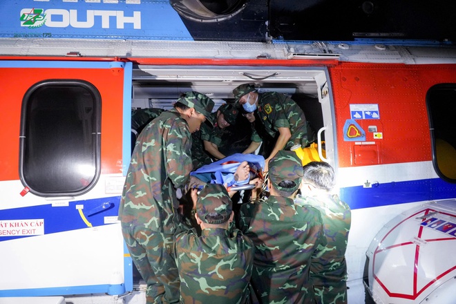 Trực thăng qu&acirc;n đội đưa bệnh nh&acirc;n nguy kịch từ đảo Nam Yết về đất liền an to&agrave;n - Ảnh 2.
