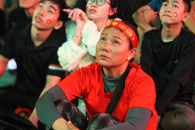 Lỡ hẹn chung kết, CĐV TP HCM gửi lời động vi&ecirc;n đến U23 Việt Nam  - Ảnh 2.