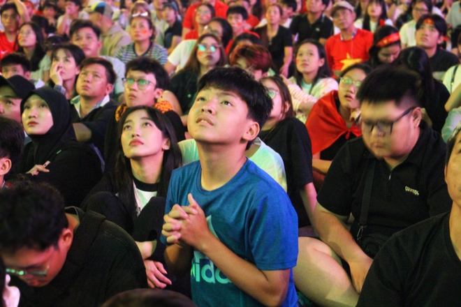 Lỡ hẹn chung kết, CĐV TP HCM gửi lời động vi&ecirc;n đến U23 Việt Nam  - Ảnh 3.