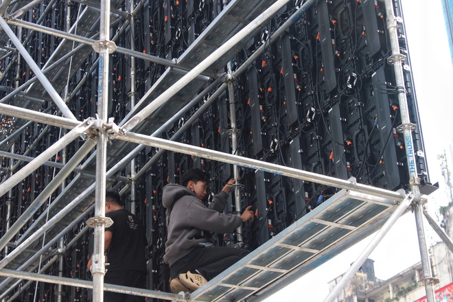 TP.HCM lắp m&agrave;n h&igrave;nh LED "khủng" tiếp lửa U23 Việt Nam - Ảnh 2.