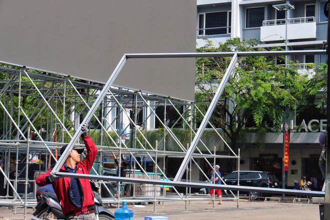 TP.HCM lắp m&agrave;n h&igrave;nh LED "khủng" tiếp lửa U23 Việt Nam - Ảnh 3.