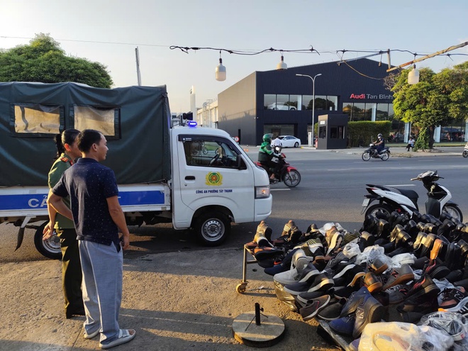 Lập lại trật tự l&ograve;ng đường, vỉa h&egrave; ở đường Phạm Văn Bạch, T&acirc;y Thạnh - Ảnh 7.