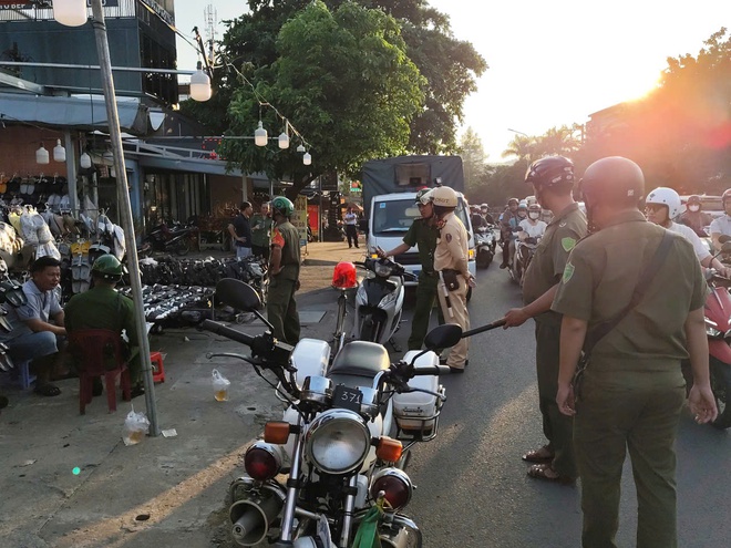Lập lại trật tự l&ograve;ng đường, vỉa h&egrave; ở đường Phạm Văn Bạch, T&acirc;y Thạnh - Ảnh 6.