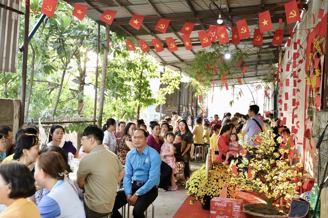 “Bữa cơm Xuân đoàn kết – Tết nghĩa tình” nơi xóm trọ công nhân - Ảnh 1.