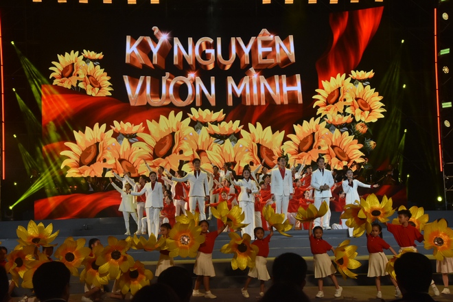 Hoành tráng chương trình nghệ thuật đặc biệt "Ánh sáng niềm tin và khát vọng" - Ảnh 3.