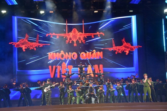 Hoành tráng chương trình nghệ thuật đặc biệt "Ánh sáng niềm tin và khát vọng" - Ảnh 2.