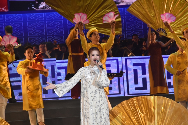 Hoành tráng chương trình nghệ thuật đặc biệt "Ánh sáng niềm tin và khát vọng" - Ảnh 4.