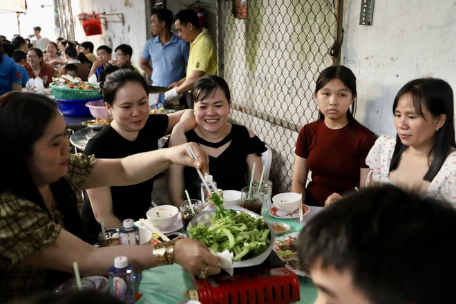 “Bữa cơm Xuân đoàn kết – Tết nghĩa tình” nơi xóm trọ công nhân - Ảnh 2.