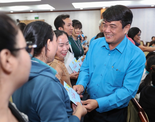 B&iacute; thư Trần Lưu Quang động vi&ecirc;n người lao động trước thềm Tết Nguy&ecirc;n đ&aacute;n - Ảnh 9.