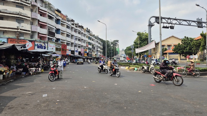 TP HCM: Vỉa h&egrave; trước chợ B&agrave; Chiểu th&ocirc;ng tho&aacute;ng, nhiều nơi kh&aacute;c vẫn &ldquo;đứng im&rdquo;  - Ảnh 2.