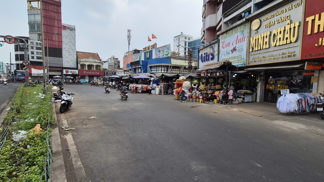 TP HCM: Vỉa h&egrave; trước chợ B&agrave; Chiểu th&ocirc;ng tho&aacute;ng, nhiều nơi kh&aacute;c vẫn &ldquo;đứng im&rdquo;  - Ảnh 1.