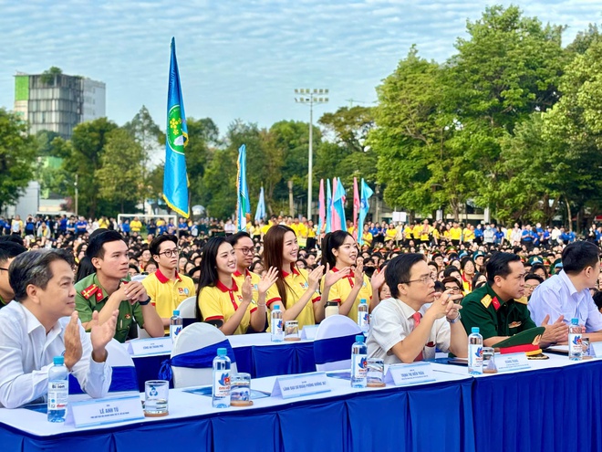 VIDEO: 500 l&aacute; cờ Tổ quốc "tiếp lửa" Xu&acirc;n t&igrave;nh nguyện 2026 - Ảnh 4.