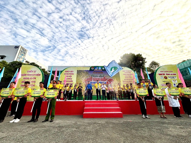 VIDEO: 500 l&aacute; cờ Tổ quốc "tiếp lửa" Xu&acirc;n t&igrave;nh nguyện 2026 - Ảnh 1.