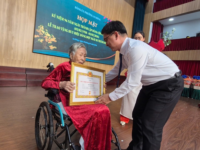 TPHCM: 30 Đảng vi&ecirc;n phường An Đ&ocirc;ng được trao huy hiệu Đảng đợt 3-2 - Ảnh 2.