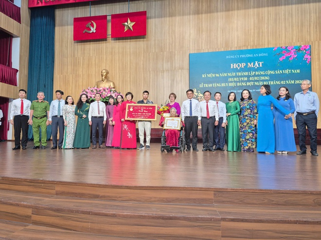 TPHCM: 30 Đảng vi&ecirc;n phường An Đ&ocirc;ng được trao huy hiệu Đảng đợt 3-2 - Ảnh 3.