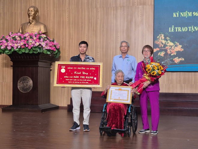 TPHCM: 30 Đảng vi&ecirc;n phường An Đ&ocirc;ng được trao huy hiệu Đảng đợt 3-2 - Ảnh 4.