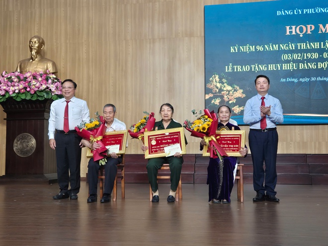 TPHCM: 30 Đảng vi&ecirc;n phường An Đ&ocirc;ng được trao huy hiệu Đảng đợt 3-2 - Ảnh 5.