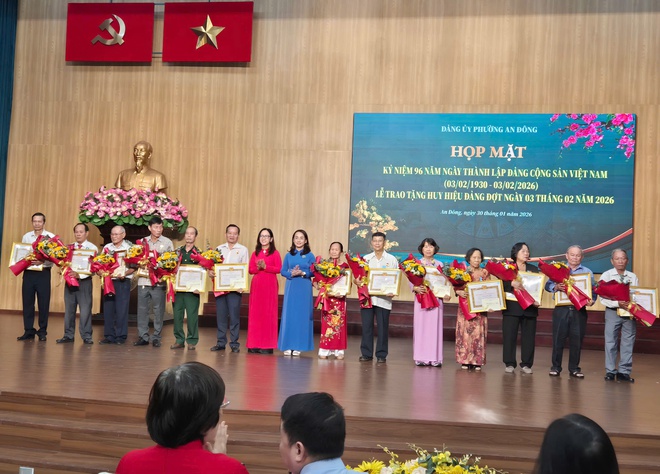 TPHCM: 30 Đảng vi&ecirc;n phường An Đ&ocirc;ng được trao huy hiệu Đảng đợt 3-2 - Ảnh 7.