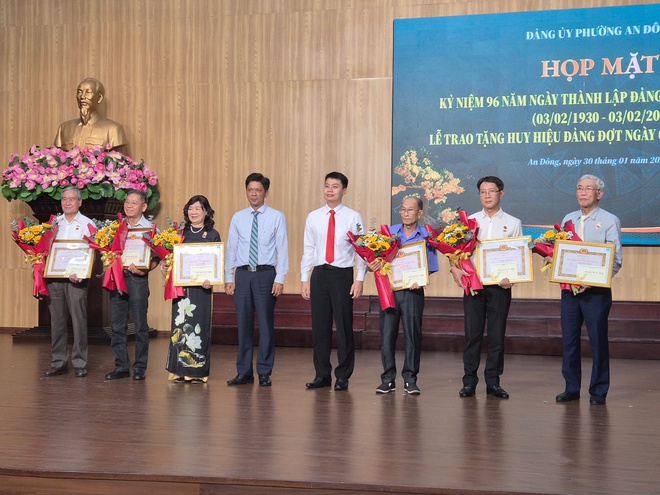 TPHCM: 30 Đảng vi&ecirc;n phường An Đ&ocirc;ng được trao huy hiệu Đảng đợt 3-2 - Ảnh 6.