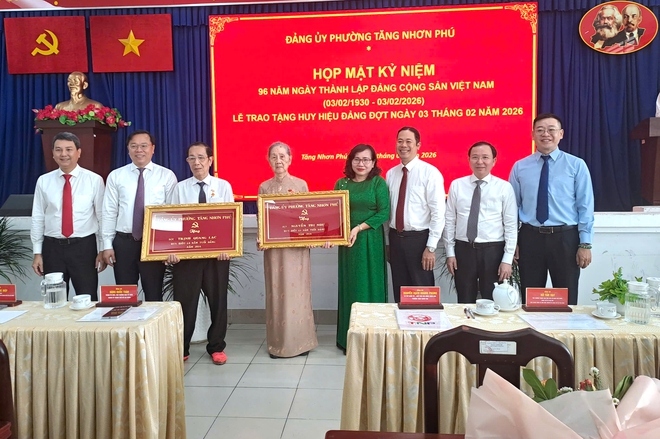 phường Tăng Nhơn Ph&uacute; trao tặng huy hiệu đảng - Ảnh 10.