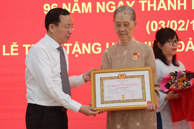 phường Tăng Nhơn Ph&uacute; trao tặng huy hiệu đảng - Ảnh 3.