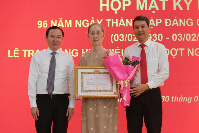 phường Tăng Nhơn Ph&uacute; trao tặng huy hiệu đảng - Ảnh 4.