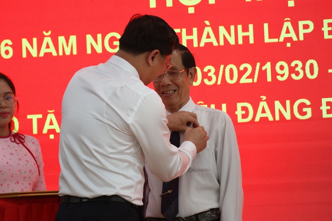 phường Tăng Nhơn Ph&uacute; trao tặng huy hiệu đảng - Ảnh 5.