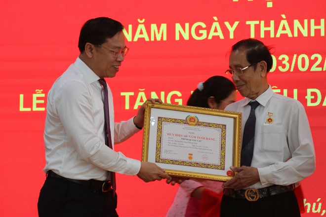 phường Tăng Nhơn Ph&uacute; trao tặng huy hiệu đảng - Ảnh 6.