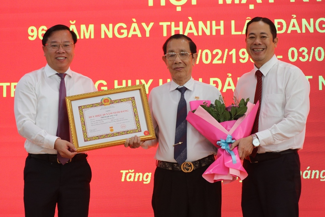 phường Tăng Nhơn Ph&uacute; trao tặng huy hiệu đảng - Ảnh 7.