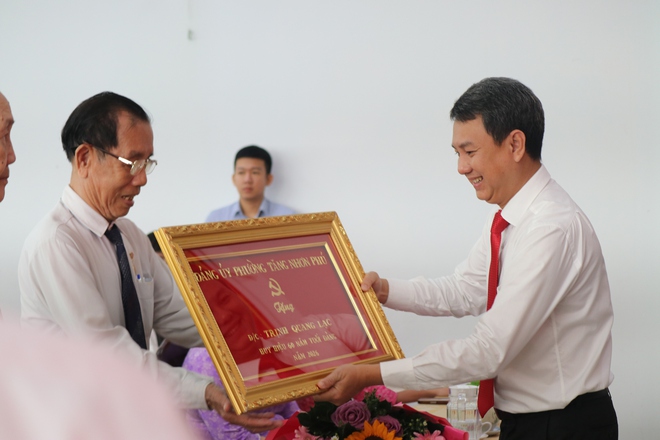phường Tăng Nhơn Ph&uacute; trao tặng huy hiệu đảng - Ảnh 8.