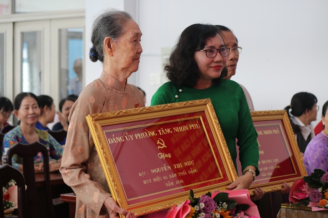 phường Tăng Nhơn Ph&uacute; trao tặng huy hiệu đảng - Ảnh 9.