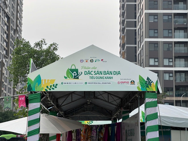 Du kh&aacute;ch h&agrave;o hứng trải nghiệm tinh hoa n&ocirc;ng sản Việt tại Phi&ecirc;n chợ Đặc sản bản địa &ndash; Ti&ecirc;u d&ugrave;ng xanh - Ảnh 2.