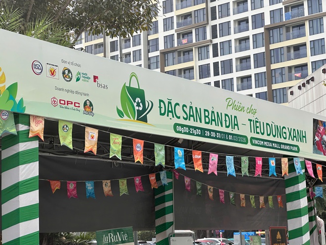 Du kh&aacute;ch h&agrave;o hứng trải nghiệm tinh hoa n&ocirc;ng sản Việt tại Phi&ecirc;n chợ Đặc sản bản địa &ndash; Ti&ecirc;u d&ugrave;ng xanh - Ảnh 1.