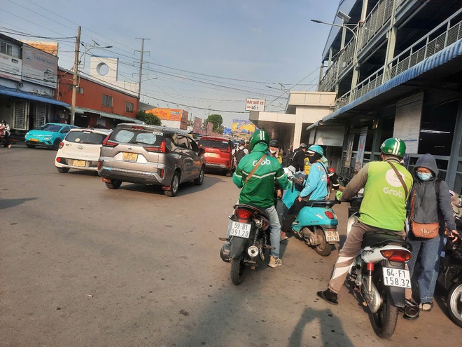 Người dân hối hả trở lại TPHCM chiều 4-1 - Ảnh 3.