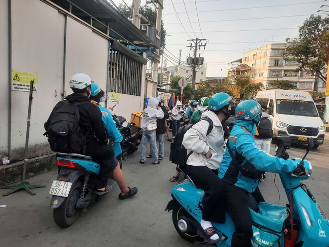 Người dân hối hả trở lại TPHCM chiều 4-1 - Ảnh 5.