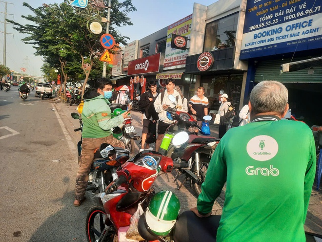 Người dân hối hả trở lại TPHCM chiều 4-1 - Ảnh 4.