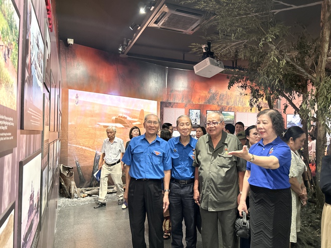 Khai mạc trưng bày "Thời thanh xuân trên tuyến đường 1C huyền thoại" - Ảnh 2.