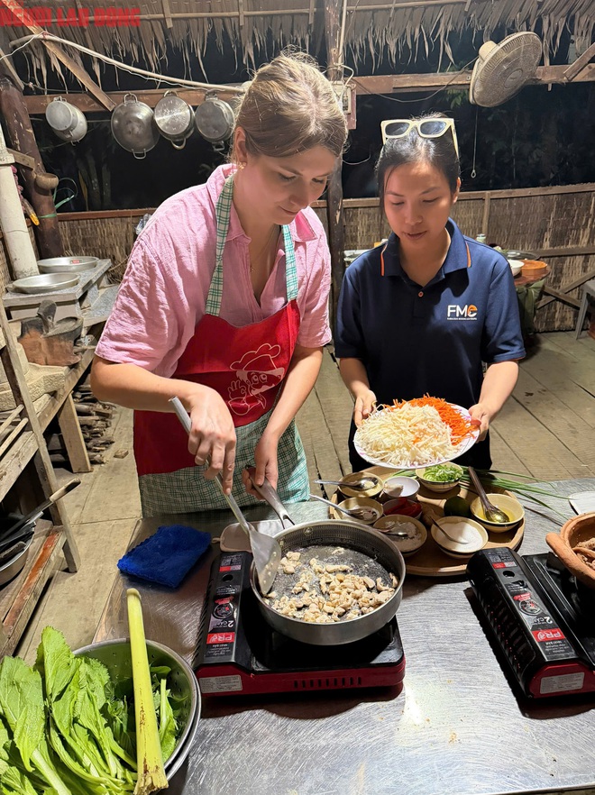 Foreign tourists enjoy cooking Western Vietnamese dishes in Can Tho - Ảnh 1.