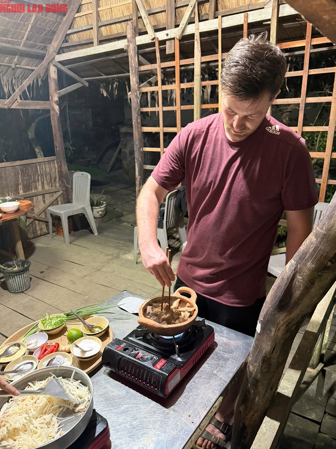 Foreign tourists enjoy cooking Western Vietnamese dishes in Can Tho - Ảnh 2.