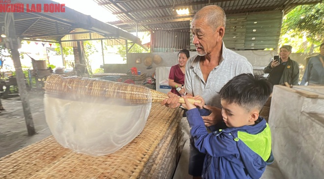 Foreign tourists enjoy cooking Western Vietnamese dishes in Can Tho - Ảnh 8.