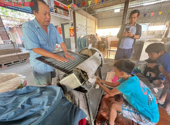Foreign tourists enjoy cooking Western Vietnamese dishes in Can Tho - Ảnh 9.