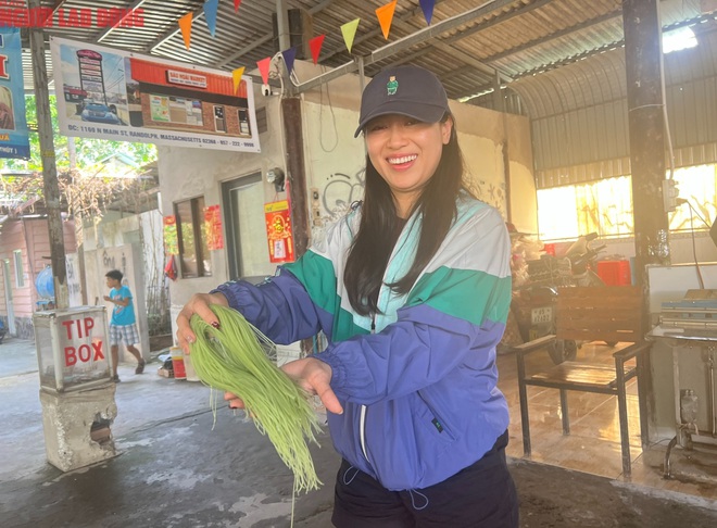 Foreign tourists enjoy cooking Western Vietnamese dishes in Can Tho - Ảnh 10.