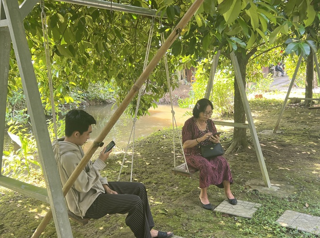 Foreign tourists enjoy cooking Western Vietnamese dishes in Can Tho - Ảnh 6.