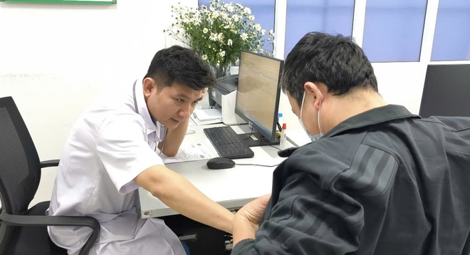 S&aacute;n d&acirc;y d&agrave;i gần 1 m&eacute;t "ngọ nguậy" trong đại tr&agrave;ng người đ&agrave;n &ocirc;ng th&iacute;ch ăn đồ t&aacute;i - Ảnh 3.