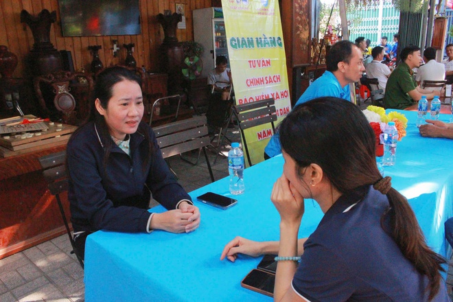 Cờ đỏ sao vàng thắp lên niềm vui đầu xuân ở xã Tân Vĩnh Lộc, TPHCM - Ảnh 3.