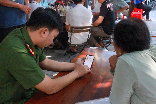 Cờ đỏ sao vàng thắp lên niềm vui đầu xuân ở xã Tân Vĩnh Lộc, TPHCM - Ảnh 1.