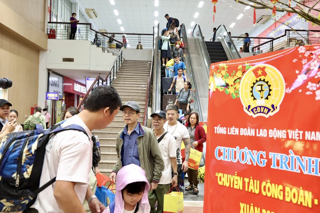 Rộn r&agrave;ng chuyến t&agrave;u nghĩa t&igrave;nh đưa c&ocirc;ng nh&acirc;n - lao động về qu&ecirc; đ&oacute;n Tết - Ảnh 8.